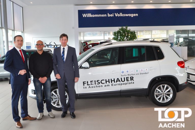 VW Fleischhauer übergibt neues Fahrzeug | Top-Aachen